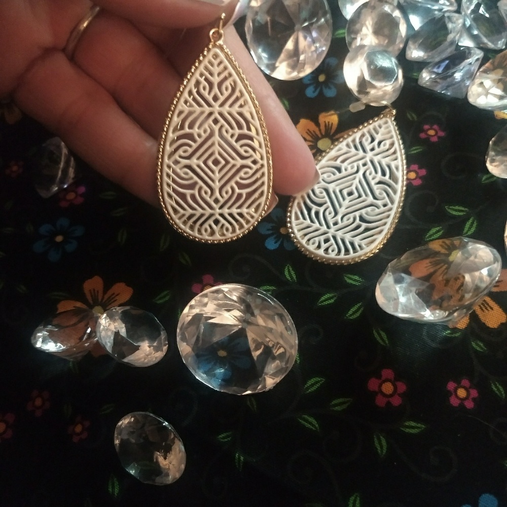 Earrings New - Picture 2 of 4